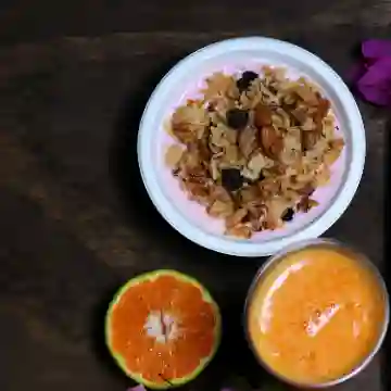 Granola con Yogurt y Fruta