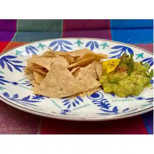 Totopos con Guacamole