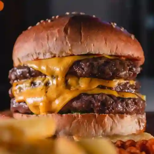 Triple Cheeseburger con Papas Rusticas