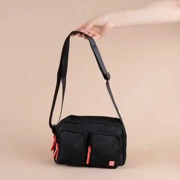 Bolso Crossbody Con Dos Bolsas al Frente Negro Serie Miniso