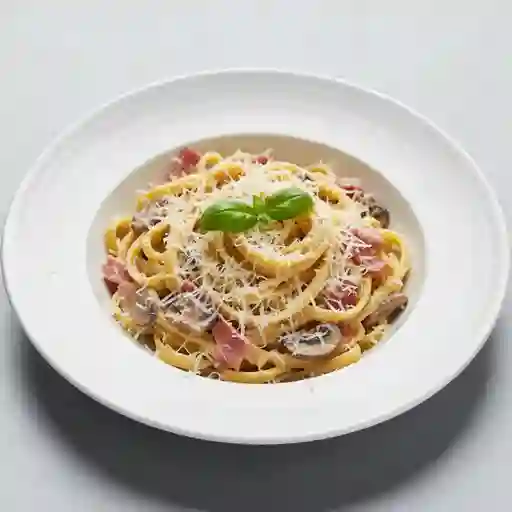 Fetuccini Alfredo con Tocineta y Champi