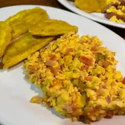 Huevos al gusto con yuca o patacones