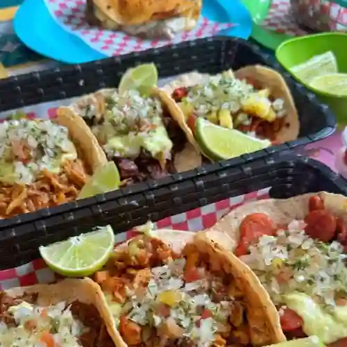 Taquiza 12 tacos 4 bebidas