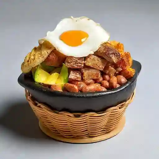 Frijoles con Chicharrón