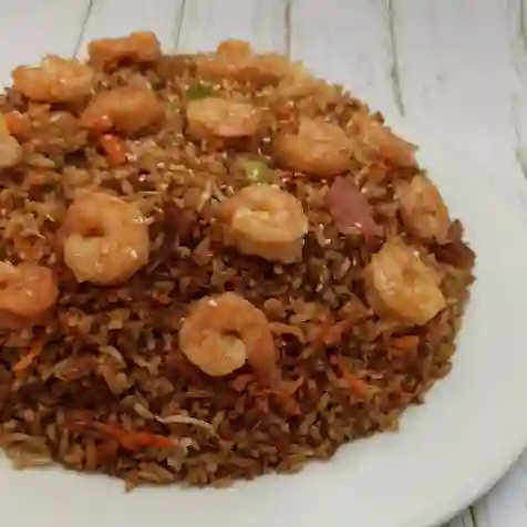 Arroz salteado con camarón