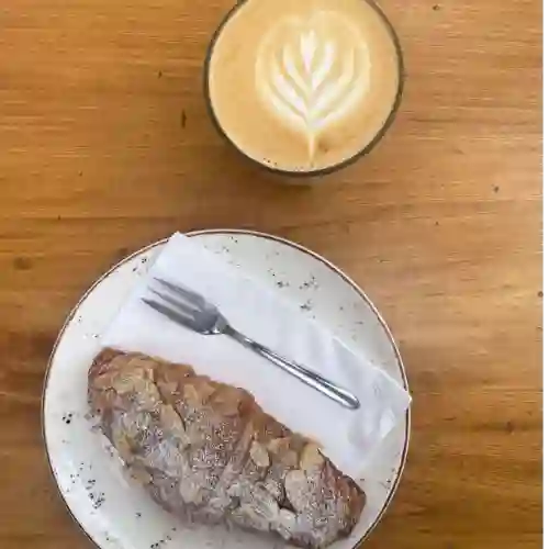 Combo Croissant de Almendras + Latte