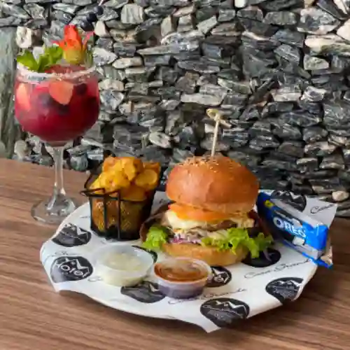 Deluxe (hamburguesa + soda frutos rojos