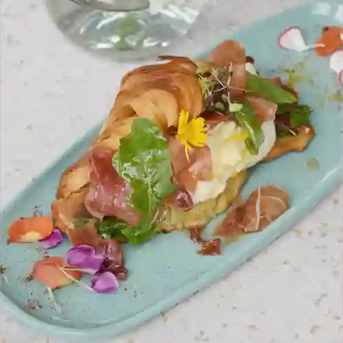 Croissant de Jamon Serrano & Burrata