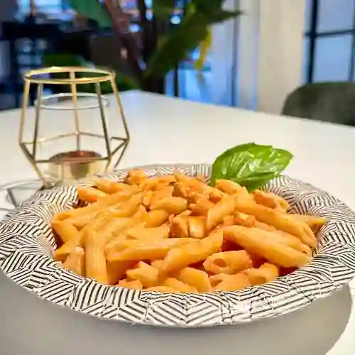 Pasta con Salsa Rosada y Salmón