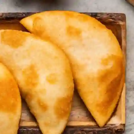 Mega Empanada de Carne y Queso