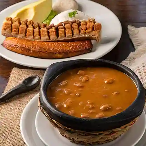 Fríjoles con Chicharrón Porción Reducida
