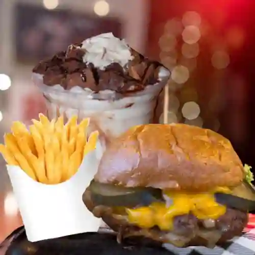 Combo Retro: Burger+ Malteada + Papas