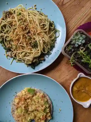 Tallarines en Salsa de Albahaca