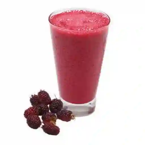 Jugo natural de mora en agua