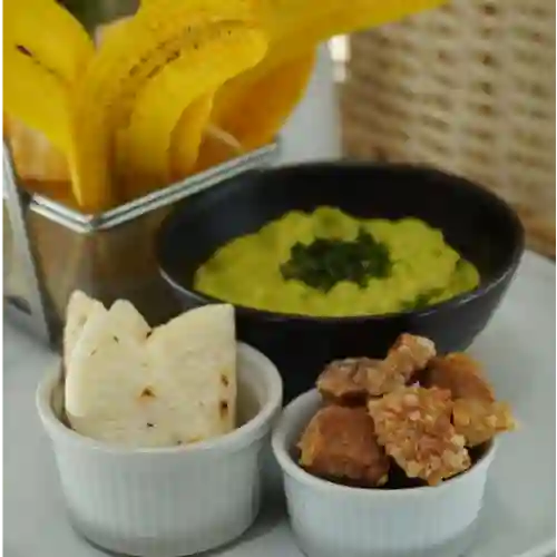 Guacamole Herencia con Chicharrón