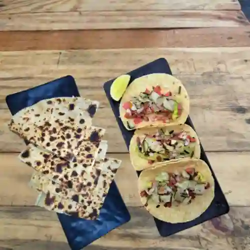 3 Tacos de Tinga de Pollo y 1 Quesadilla de Carnitas