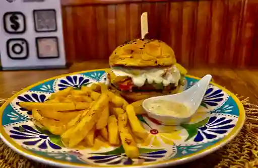 Hamburguesa Mexicana Papas Fritas