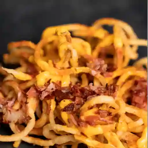 Papas con queso cheddar y tocineta