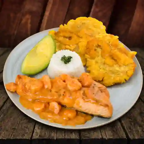 Salmón en Salsa de Camarones