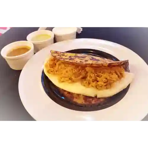 Cachapa de pollo desmecho, queso de mano