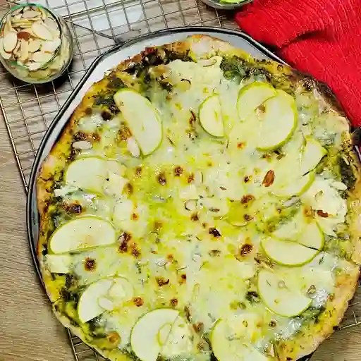 Pizza de manzana y queso azul