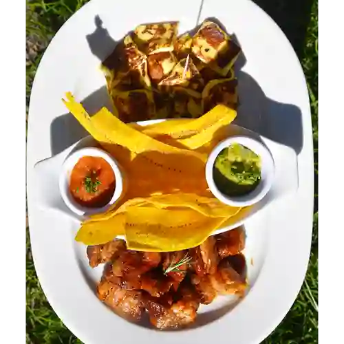 Chicharrón y Queso Asado