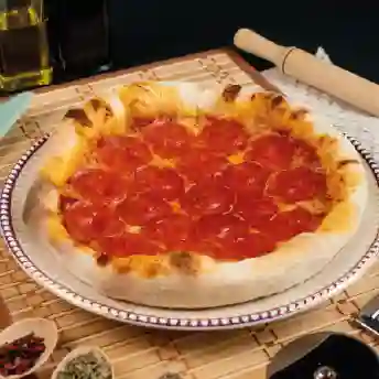 Pizza personal 4 quesos con pepperoni