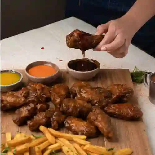 15 Alitas + Papas + Dip de Queso