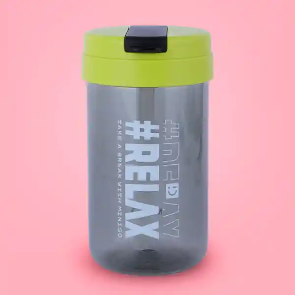 Vaso Plástico Con Tapa Abatible de Letter Negro 500 mL Miniso