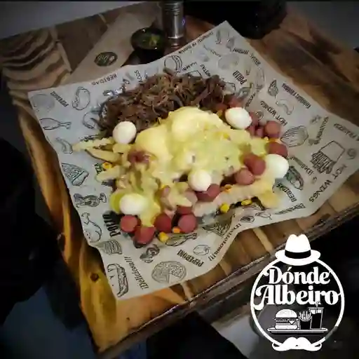 Salchipapa con carne desmechada