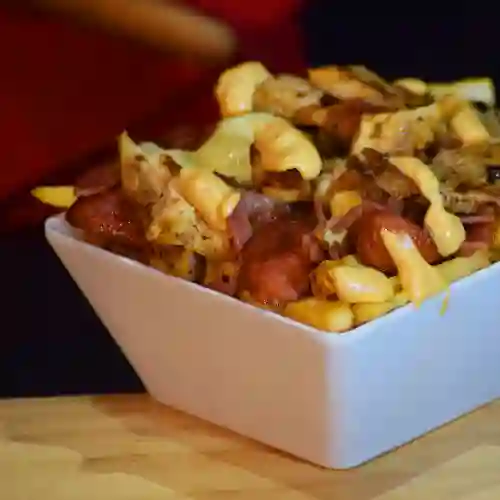 Salchipapa pollo bacón