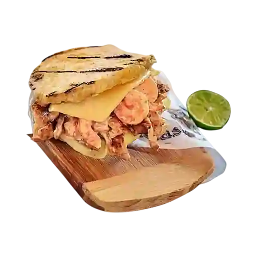 Arepa Camarón Carne Pollo con Hogado