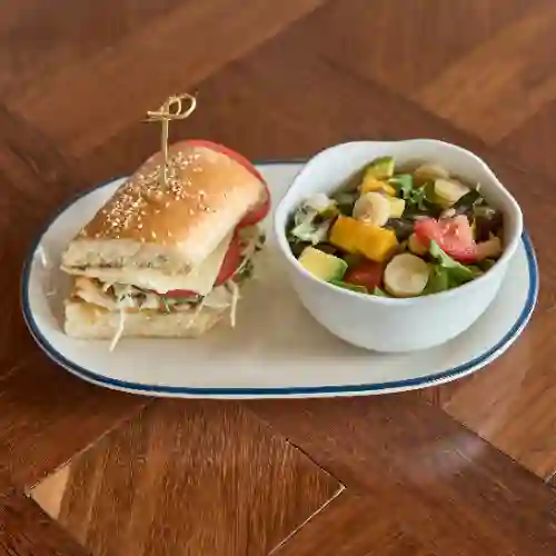 1/2 Sándwich y Ensalada