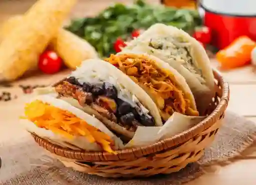 4 Arepas + 2 Jugos Naturales