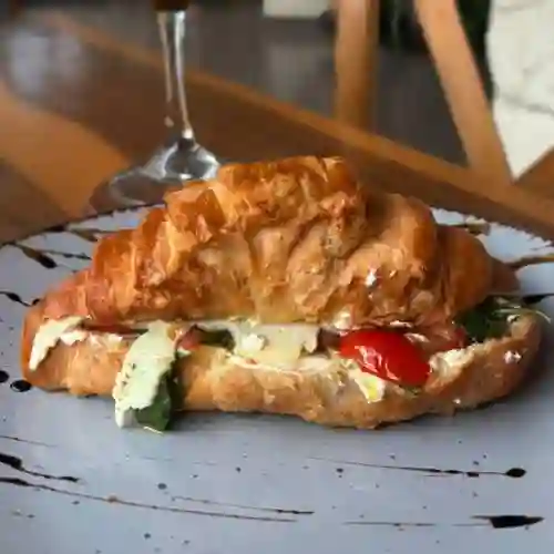 Croissant de Albahaca y Cherry