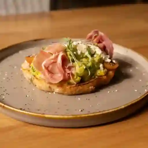 Tostada de aguacate con salmón ahumado
