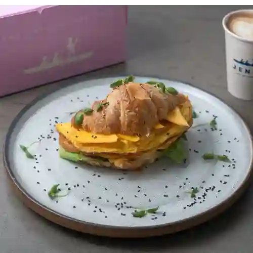 Croissant con Huevos Revueltos