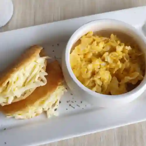 Huevos Revueltos con Arepa con Queso Bla