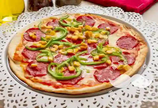 Pizza Especial con Cabano, Pepperoni, Maíz Personal