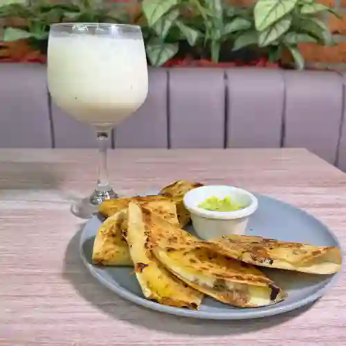 Quesadillas + Limonada de Coco