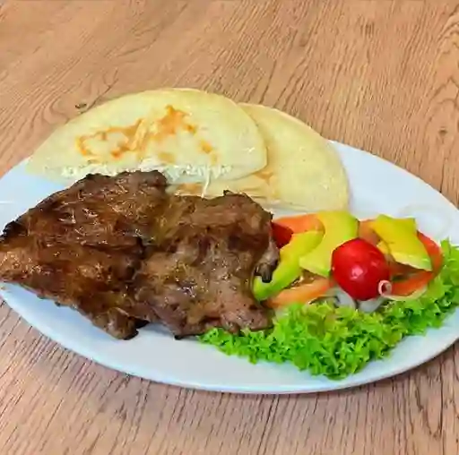 Carne a la Plancha con Arepa y Ensalada
