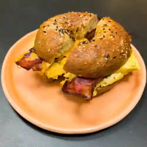 Bagel con Huevos y Tocino