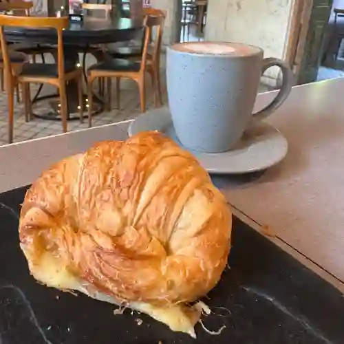 Croissant Queso