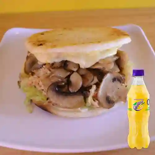 Combo Arepa de Pollo c/ Champiñones +Quatro Orig 400ML