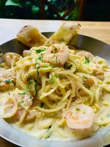 Pasta Alfredo con Camarones