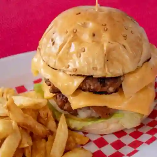 Burger Doble Carne + Papas Fritas