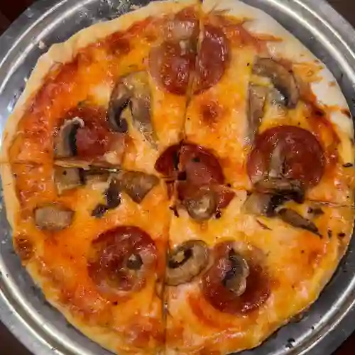 Pizza Personal Pepperoni y Champiñones