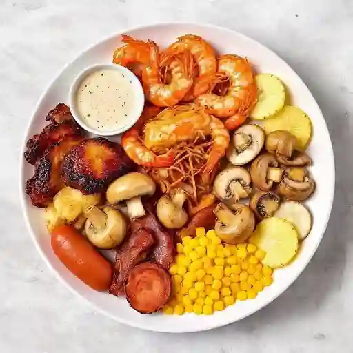 Pernil De Cerdo, Costilla Ahumada, Camarón, Chicharrón, Tocineta, Chorizo, Piña, Maicitos, Champiñones, Raices, Plátano Maduro Duo (2P)