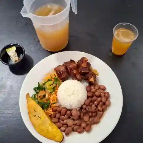 Costillas Bbq con Frijoles