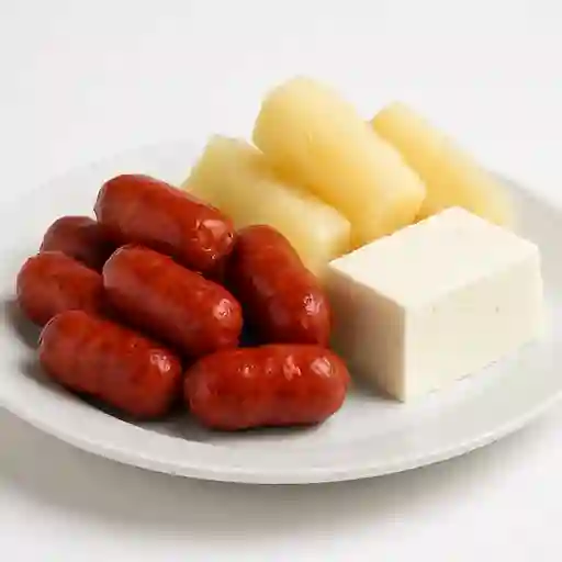 Chorizo con Yuca y Queso